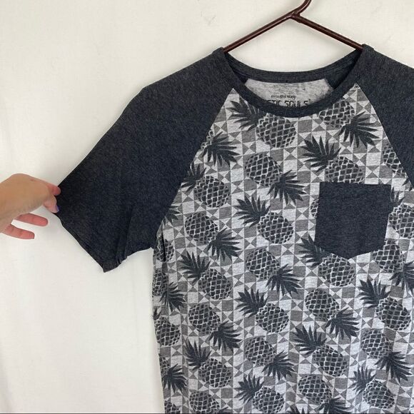 Pineapple shirt!   - Picture 3 of 6